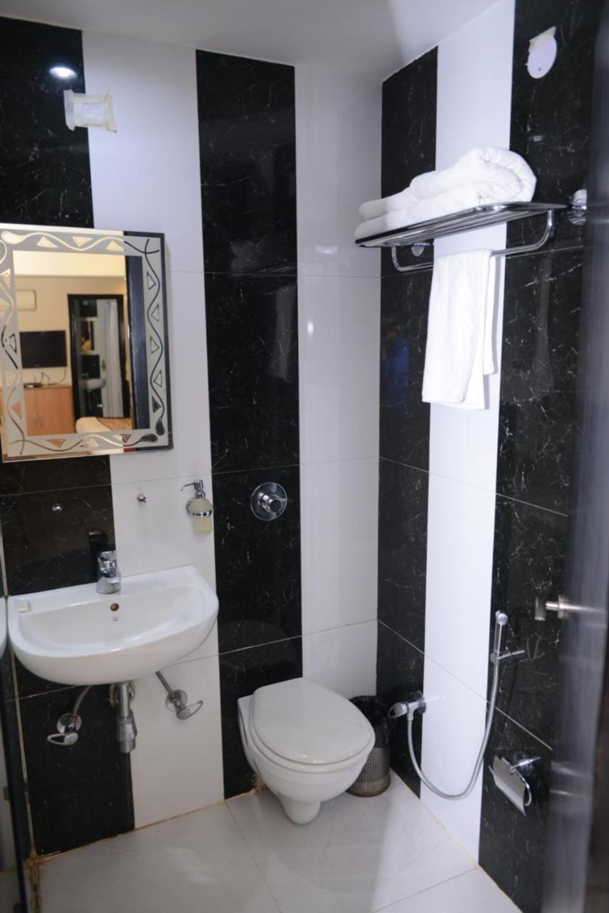 Hotel Balsons Continental New Delhi Exterior photo